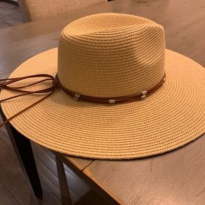 Large brim straw hat